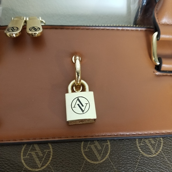 Sale 🔖 NWT Adrienne Vittadini Monogram Dome Satchel - Picture 12 of 13